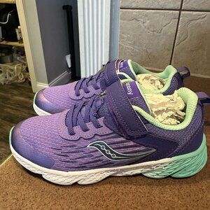 Girls Saucony sneakers new without tags 2.5